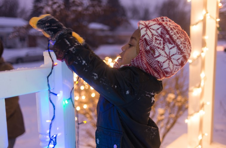 Setting Up Outdoor Christmas Lights with Safety and Style